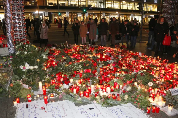 Flores e velas após o ataque terrorista — Fotografia de Stock