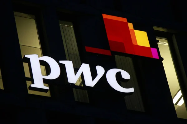 Logó, a márka "Pwc" — Stock Fotó