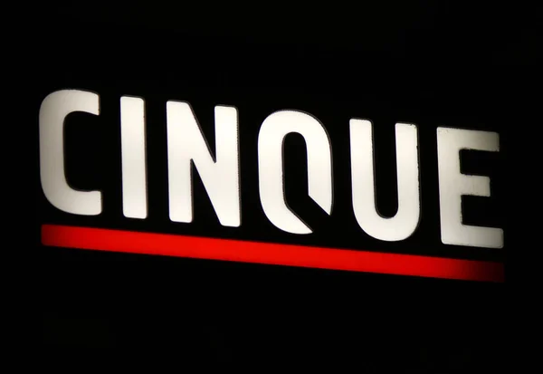 Логотип бренда "Cinque " — стоковое фото