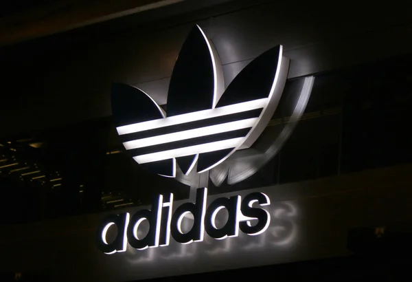 Логотип марки "Adidas" — стокове фото