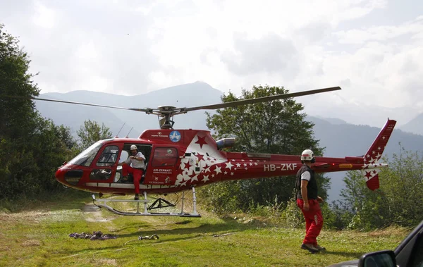 Elicottero vicino Schranni nelle Alpi svizzere — Foto Stock