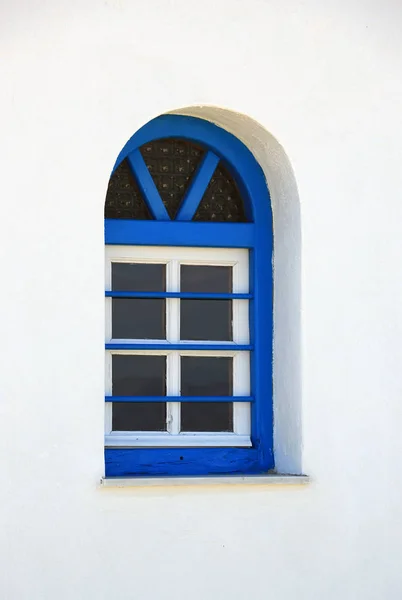 Μπλε παράθυρο σε ένα λευκό τοίχο — Φωτογραφία Αρχείου