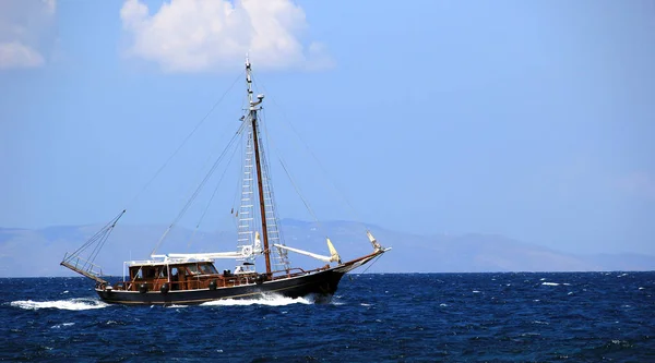 Старый корабль на море — стоковое фото