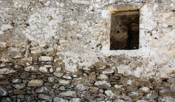 창 구멍 오래 된 벽 — 스톡 사진