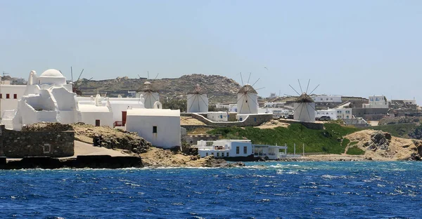 Moinhos de vento Mykonos e casas brancas vista do mar — Fotografia de Stock