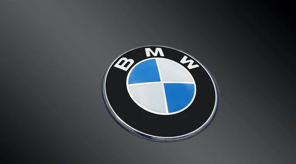 Dettaglio dello sfiato di un logo BMW su grigio — Foto Stock