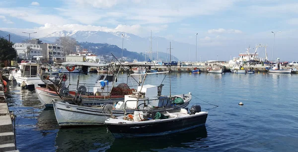 Balıkçı tekneleri ve liman Platamonas, Yunanistan — Stok fotoğraf