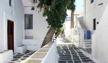 Mykonos klasik Yunan dar sokakta