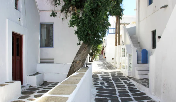 Clásica calle estrecha griega en Mykonos — Foto de Stock