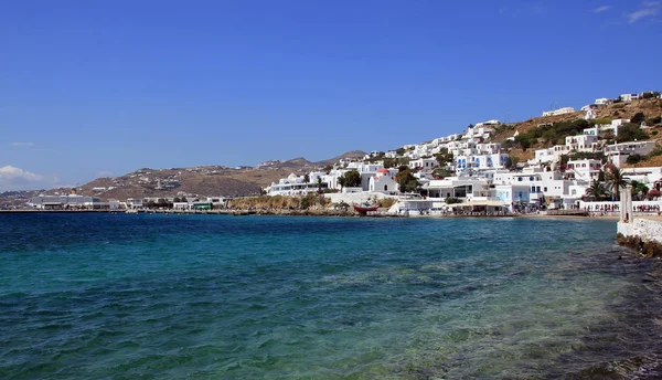 Mykonos cidade e mar azul — Fotografia de Stock