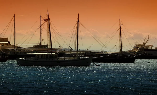 Szép hajók, vitorlázás a tengeren a naplemente — Stock Fotó