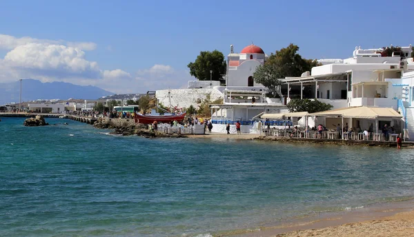 Mykonos stad och blå havet — Stockfoto