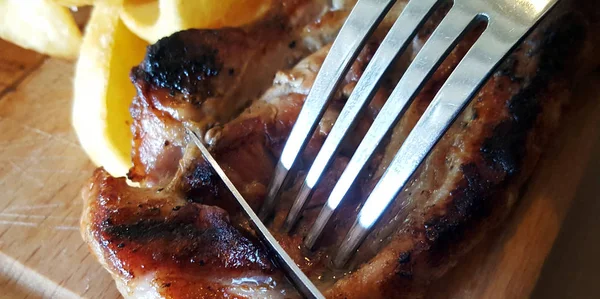 Deliciosa barbacoa sobre tabla de cortar de madera —  Fotos de Stock