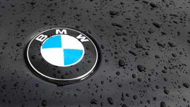 Bir yağmurlu günde siyah bir araba Bmw logosuna havalandırma detay