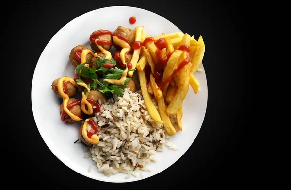 Köttbullar med chips potatis, ris och sås — Stockfoto