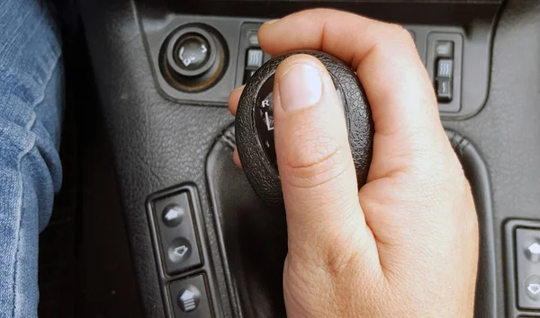 車のギアボックスのレベルを変更する人間の手のクローズ アップ ビュー — ストック写真