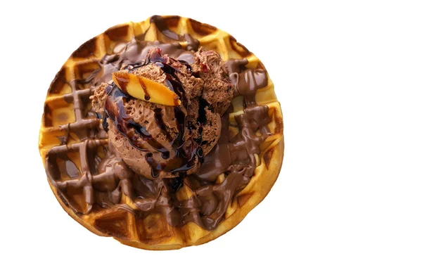 Βάφλα και σοκολάτας με παγωτό και σάλτσα — Φωτογραφία Αρχείου