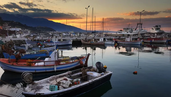 Gün batımında balıkçı tekneleri ve liman — Stok fotoğraf