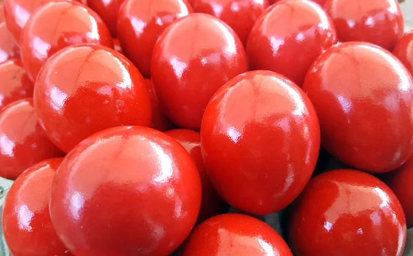 Κόκκινο γυαλιστερό φόντο τα αυγά Πάσχας — Φωτογραφία Αρχείου