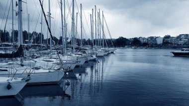 Yat Limanı mavi tonu üzerinde