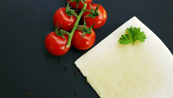Білий сир з помідорами — стокове фото