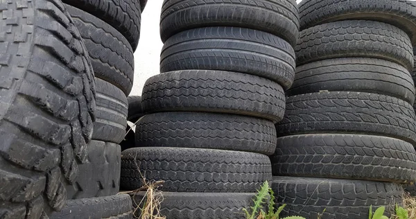 Pilha de pneus de automóveis antigos e usados — Fotografia de Stock