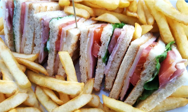 Sandwich club con patatine fritte — Foto Stock