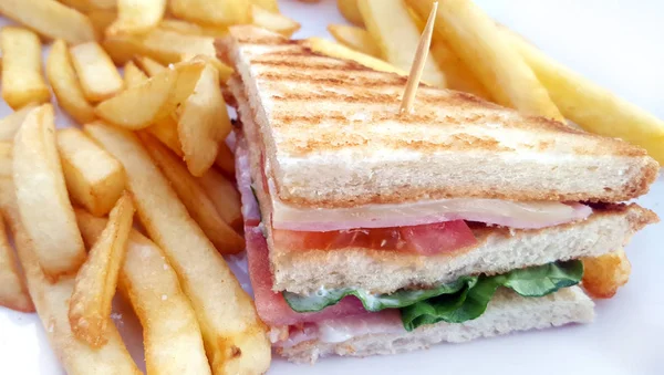 Club sandwich met frietjes — Stockfoto