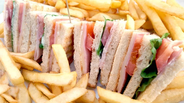 Club sandwich met frietjes — Stockfoto