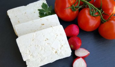 Beyaz peynir domates ile 