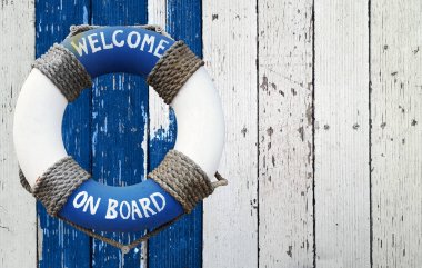 Gemiye hoşgeldin, ahşap arka plan üzerinde lifebuoy
