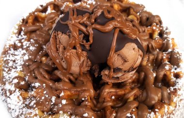 Çikolata, dondurma waffle ve çikolata şurubu ile