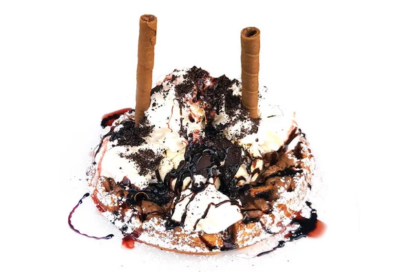 Chocolate, helado con gofre y jarabe de fresa —  Fotos de Stock