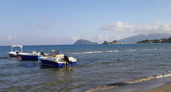 Boats in the Laganas Bay with the Marathonisi Island and Cameo island — Stock Photo, Image