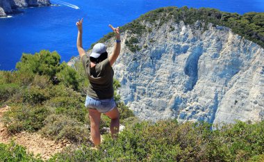 Navagio Beach güzel manzaraya arayan genç bir kadın