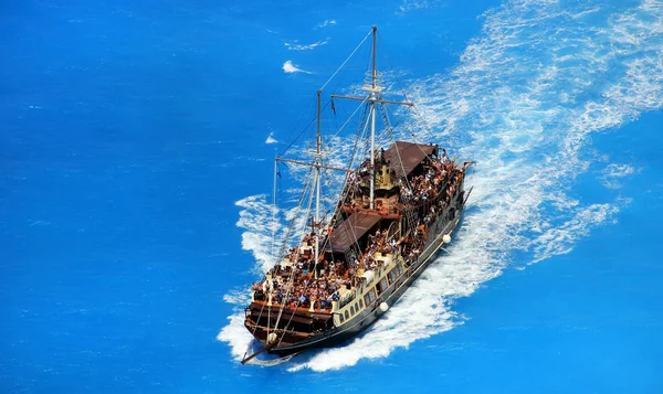 Пиратский корабль в ионическом море — стоковое фото