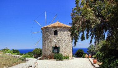 Skinari Cape, Zakynthos üzerinde Yunan geleneksel eski yel değirmeni 