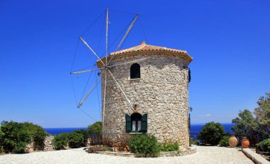 Skinari Cape, Zakynthos üzerinde Yunan geleneksel eski yel değirmeni 