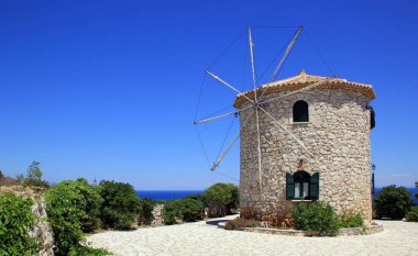 Skinari Cape, Zakynthos üzerinde Yunan geleneksel eski yel değirmeni 