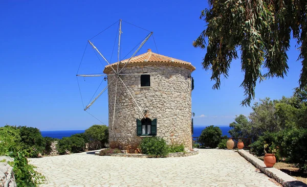 Skinari Cape, Zakynthos üzerinde Yunan geleneksel eski yel değirmeni — Stok fotoğraf