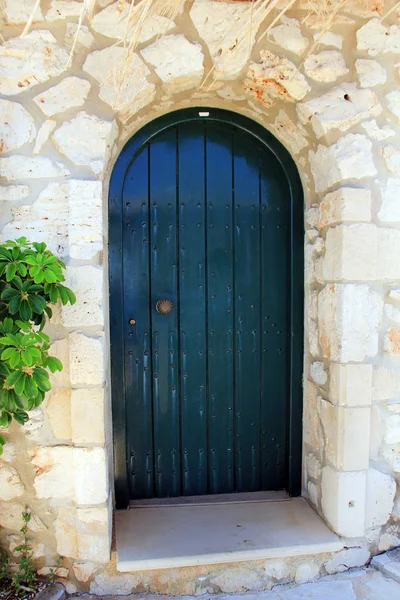 Porta velha na parede de pedra — Fotografia de Stock