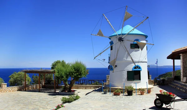 Mulino a vento tradizionale greco sul Capo Skinari, Zante — Foto Stock