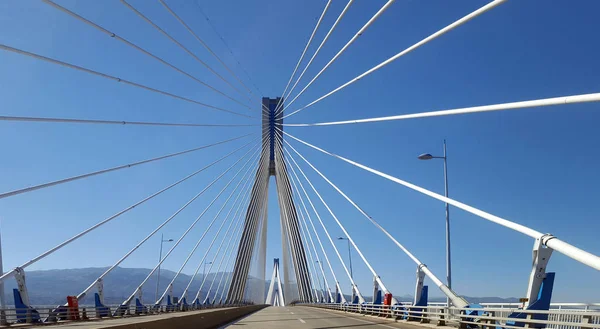 Detail van de multi span tuibrug Rio - Antirrio, Patras-stad, Griekenland — Stockfoto