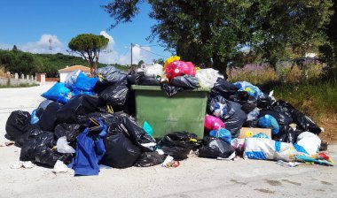 Çöp bidonuna çöp ile dolu olmak 