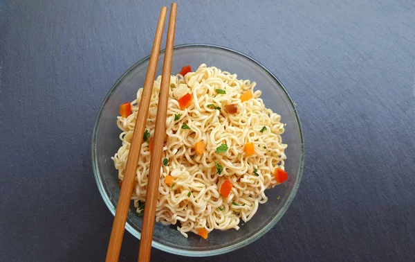 野菜と箸で麺のボウル — ストック写真