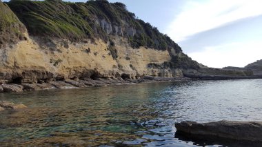 Uçurum ve denize yakın Agios Stefanos
