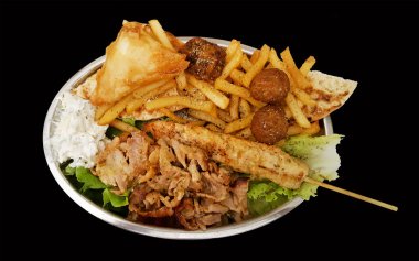 Karışık ızgara et tabağı patates kızartması ile