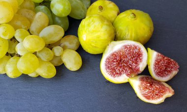 Grup taze incir ve Yeşil üzüm