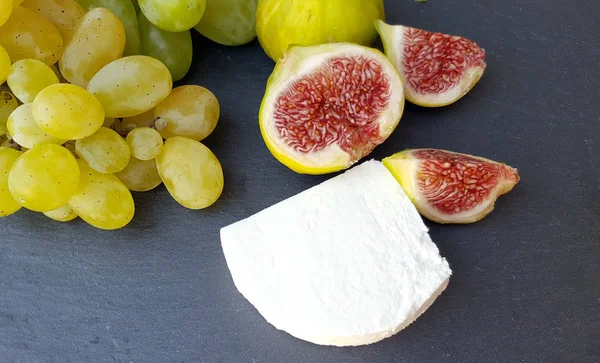 Grupo de higos frescos, queso de cabra y uvas verdes —  Fotos de Stock