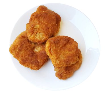 Beyaz arka plan üzerinde beyaz bir tabakta soya şnitzel